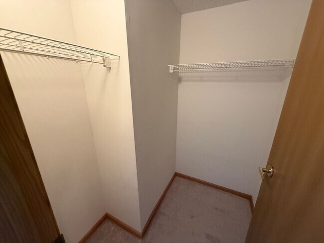 Building Photo - Condo DT Saint Paul 2 Bedroom 2 Bath-Enjoy sitting on a patio and enjoy the views