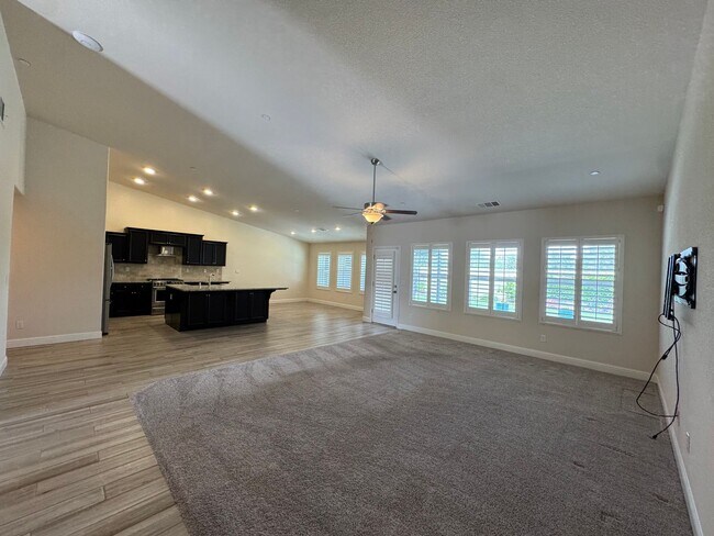 Building Photo - 391 Maclure Ave