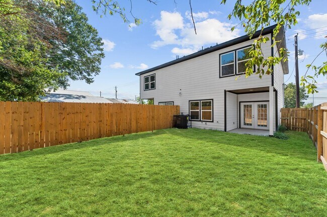 Building Photo - Fashionable Home Not Far From Downtown & M...