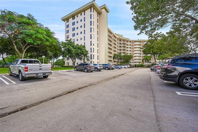 Building Photo - 2940 N Course Dr