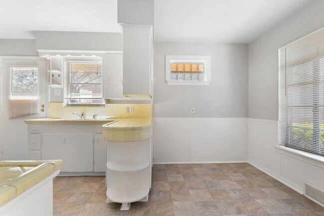 Building Photo - 6520/6522 SAINT MORITZ AVE