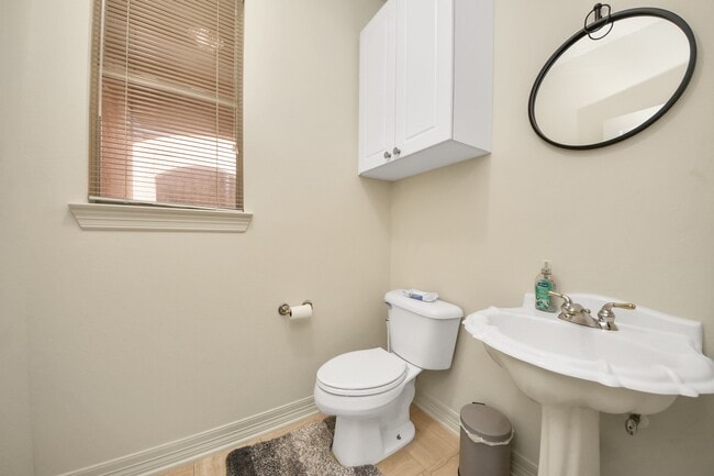 Building Photo - 825 Rosine St