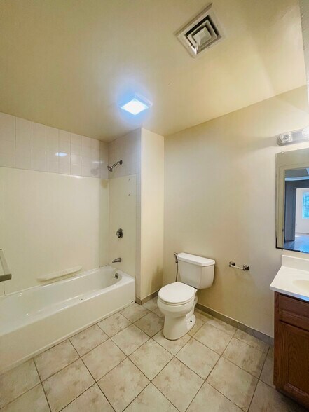 Building Photo - 34 Raymond St