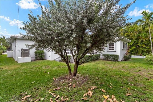 Building Photo - 1261 NE 98th St