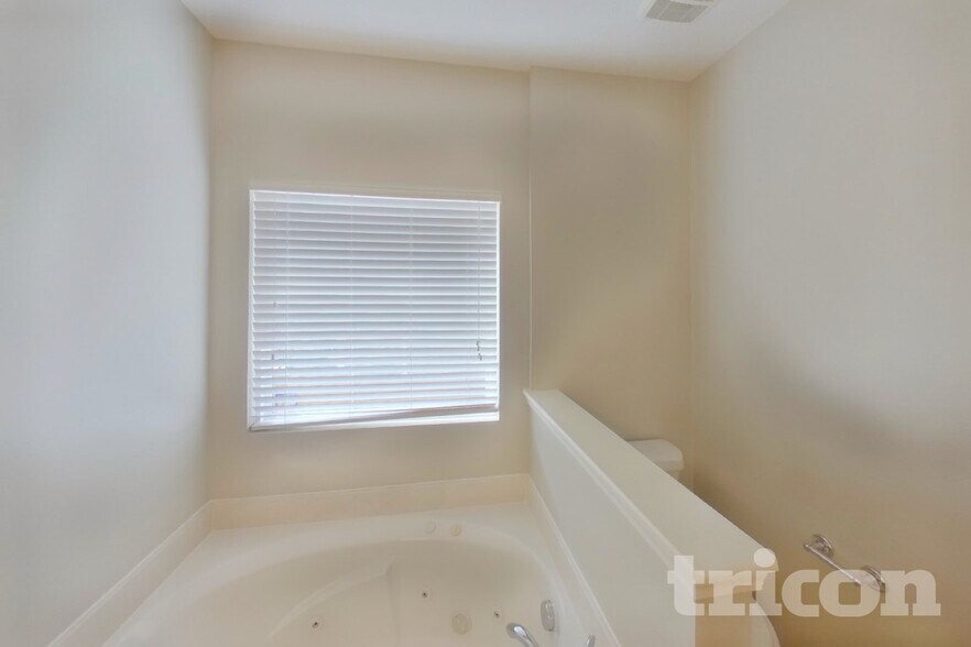 Building Photo - 6429 Sunnywood Dr