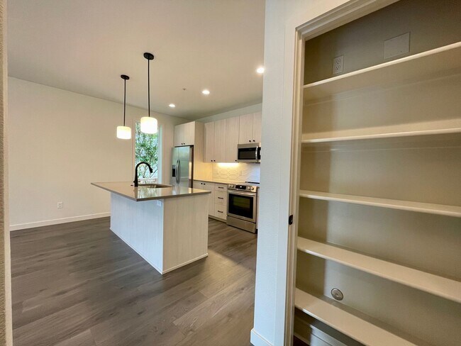 Building Photo - Sellwood-Moreland 2 Bedroom 2.5 Bath BRAND NEW Condo Convienent to OHSU~ Includes A/C and Washer ...