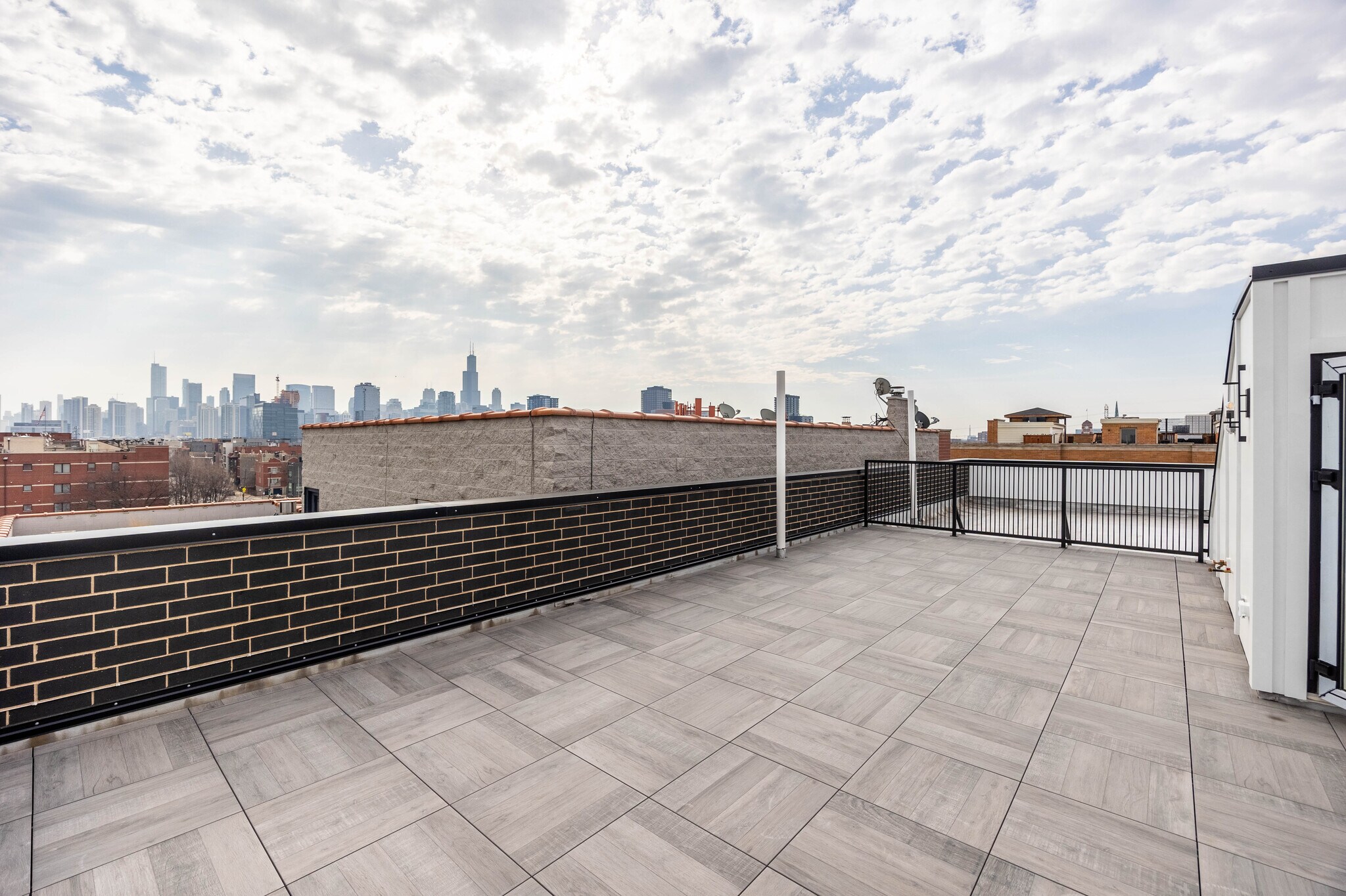 Building Photo - 1610 W Grand Ave