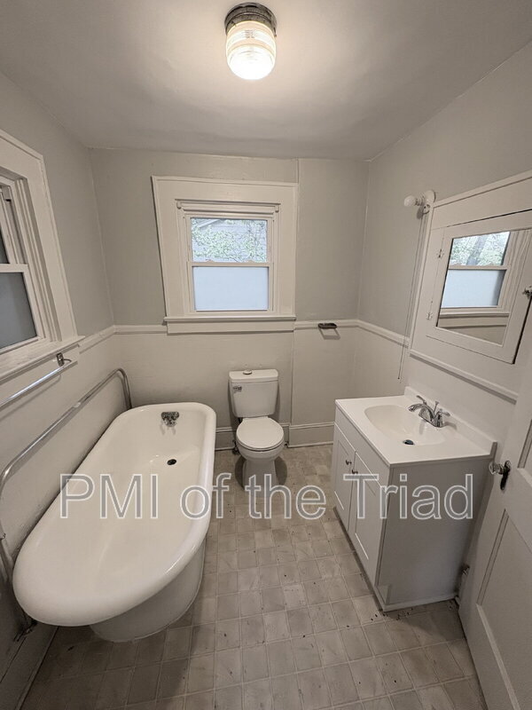 Building Photo - 1110 Adams St