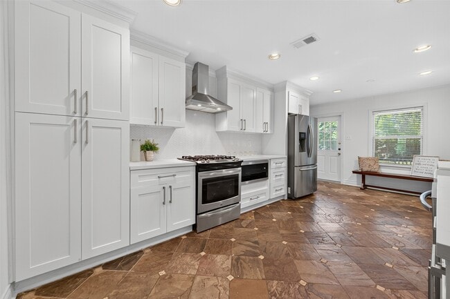 Building Photo - 5111 Creekbend Dr