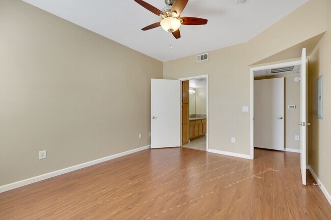 Building Photo - One bedroom condo in gated community
