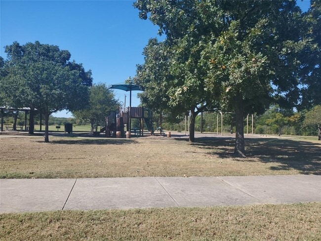 Building Photo - 2221 Creekside Ln