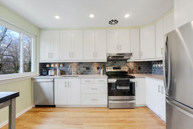 Building Photo - 5128 Linnean Terrace NW
