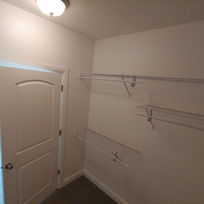 Building Photo - Nice main floor 3 BR 2 BTH Condo in awesome PG location