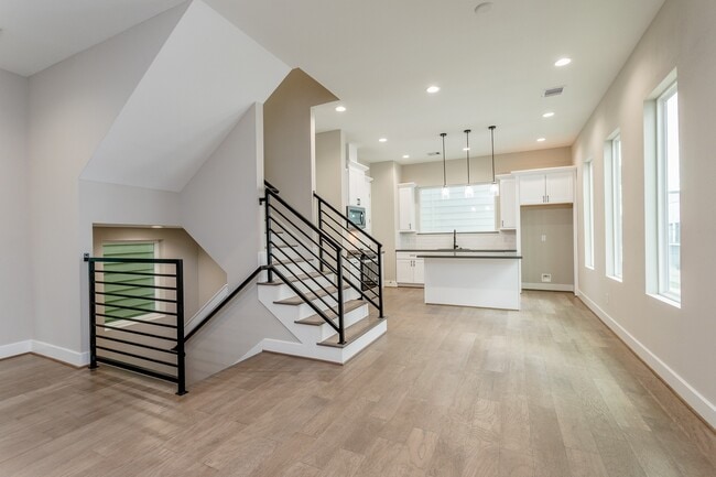 Building Photo - 1439 W 25th St