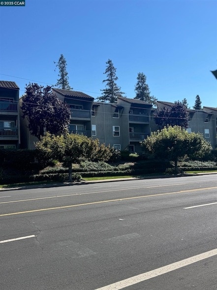 Building Photo - 1085 Murrieta Blvd