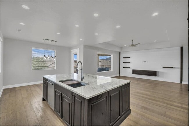 Building Photo - 6 Bedroom Home by Sand Hallow State Park!! Price Reduced!!