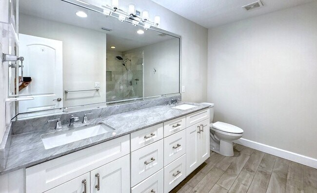Building Photo - 13963 Lake Point Dr