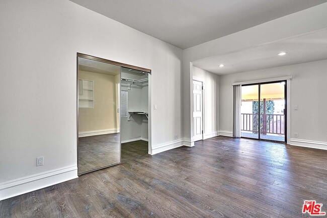 Building Photo - 826 S Park View St