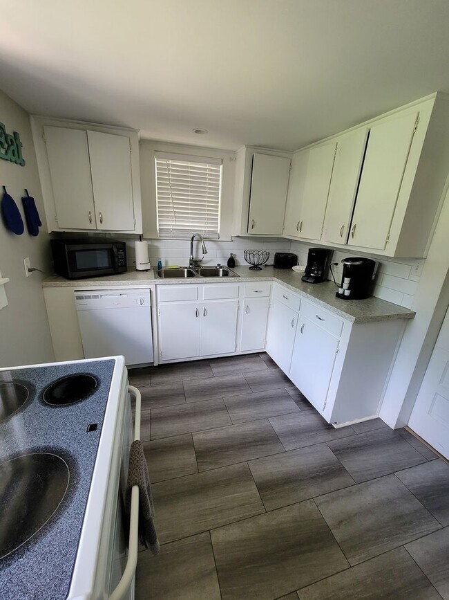 Building Photo - Beautiful 3 Bedroom 2 bath home