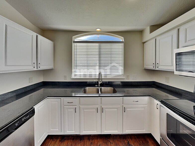Building Photo - 8359 Sawtooth Oak Dr