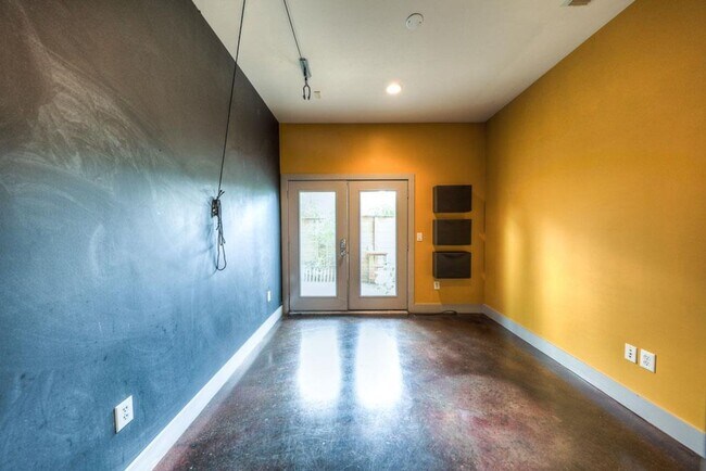 Building Photo - Well-Maintained Union Square Beauty With Skyline Views