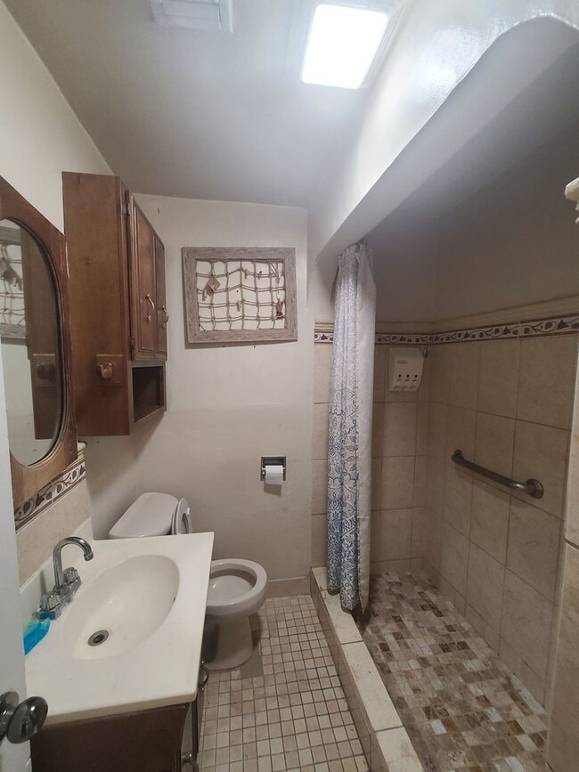 Building Photo - Home with All Utilities Included Now Available in Calexico!