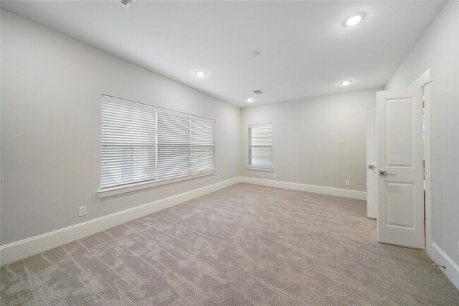 Building Photo - 1268 N Post Oak Rd