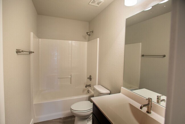 Building Photo - 113 Lakeview Ct