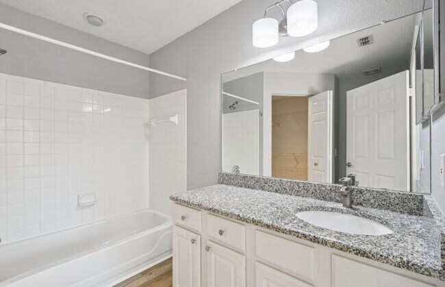 Building Photo - 13700 Richmond Park Dr N