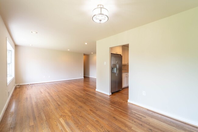 Building Photo - 5 BD 3 BA Oxon Hill, MD home is ideal for ...