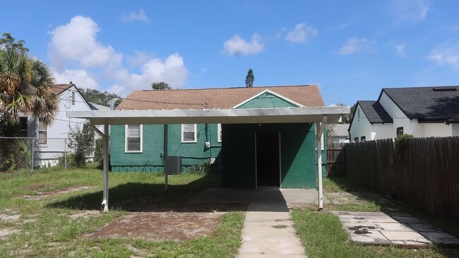Building Photo - Historic Charm 3 bedroom/ 1 bath Home with...