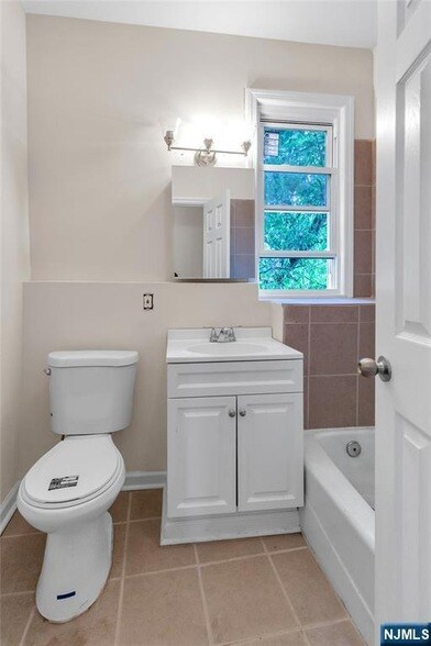 Building Photo - 247 Duane St