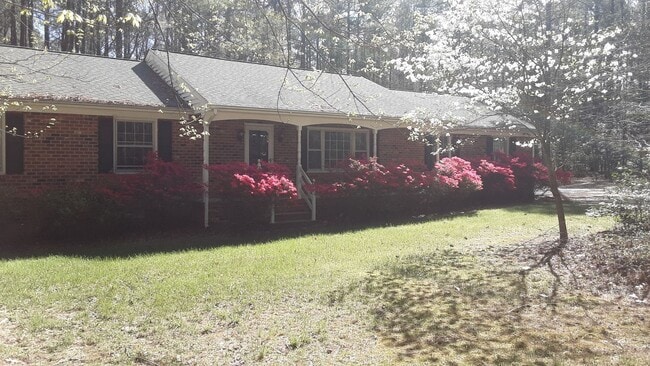 Building Photo - 3 Bedroom 2 bath Brick Ranch on 7.9 Acres ...