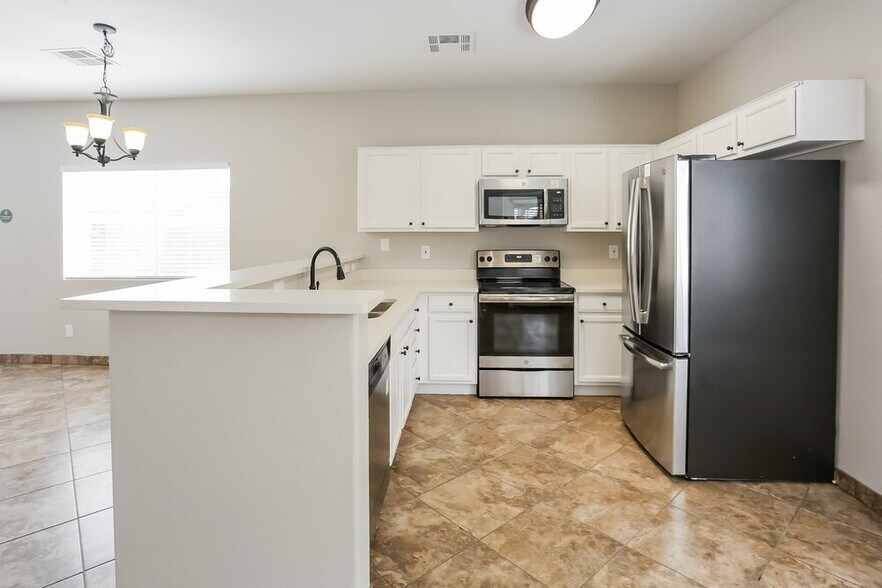 Building Photo - 7210 S 8th Pl