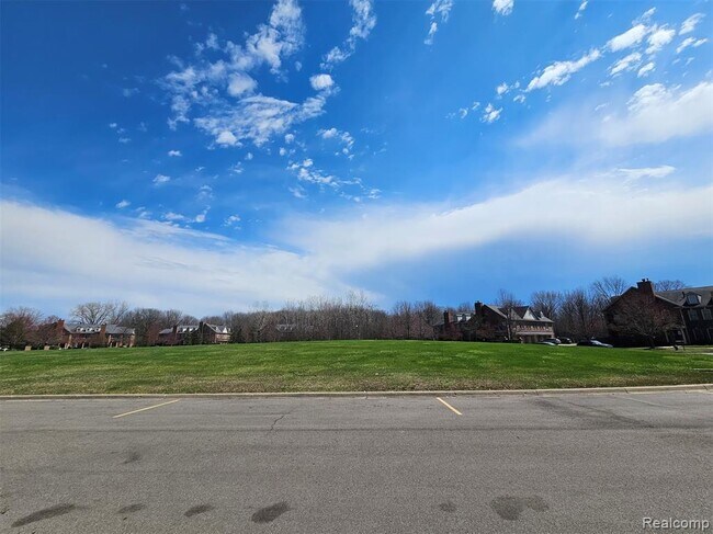 Building Photo - 264 Village Way S