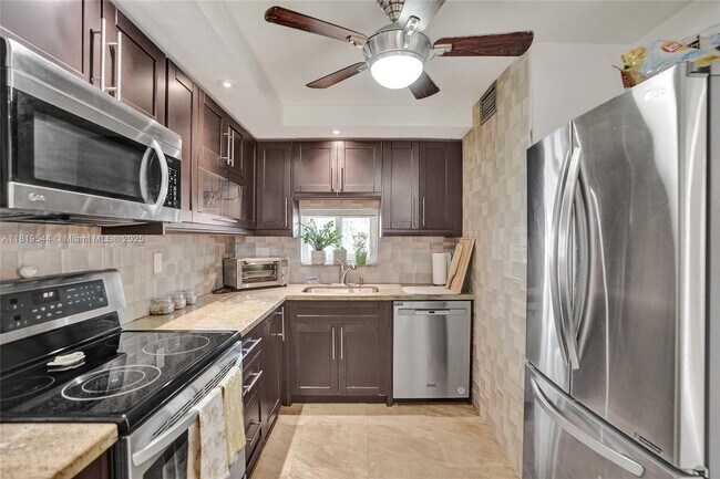 Building Photo - 9410 N Hollybrook Lake Dr