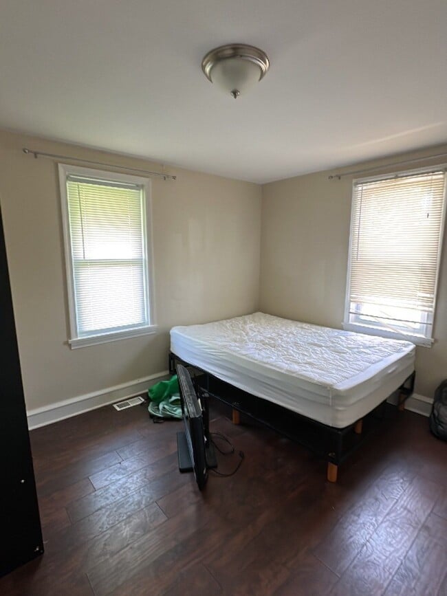 Building Photo - 558 Cincinnati Ave