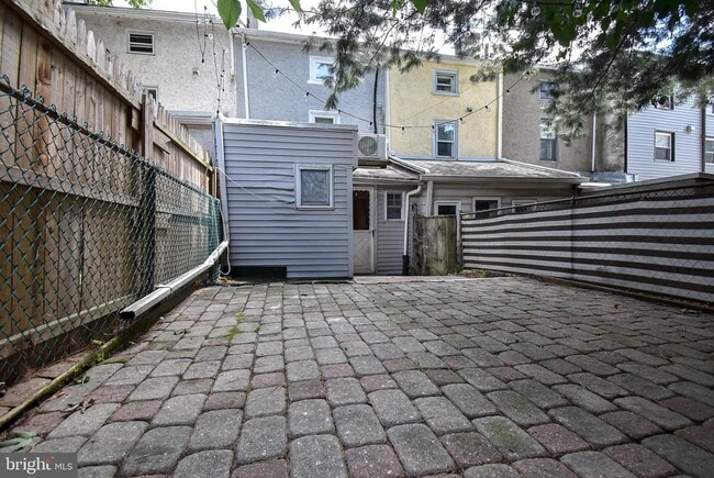 Building Photo - 132 Conarroe St