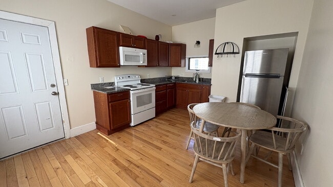Building Photo - Spacious 2 Bed, 1 Bath Apartment – Portland – $2,199/month