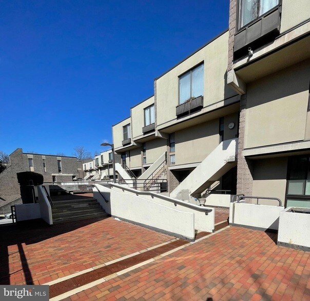 Building Photo - 2214 Deerfern Crescent