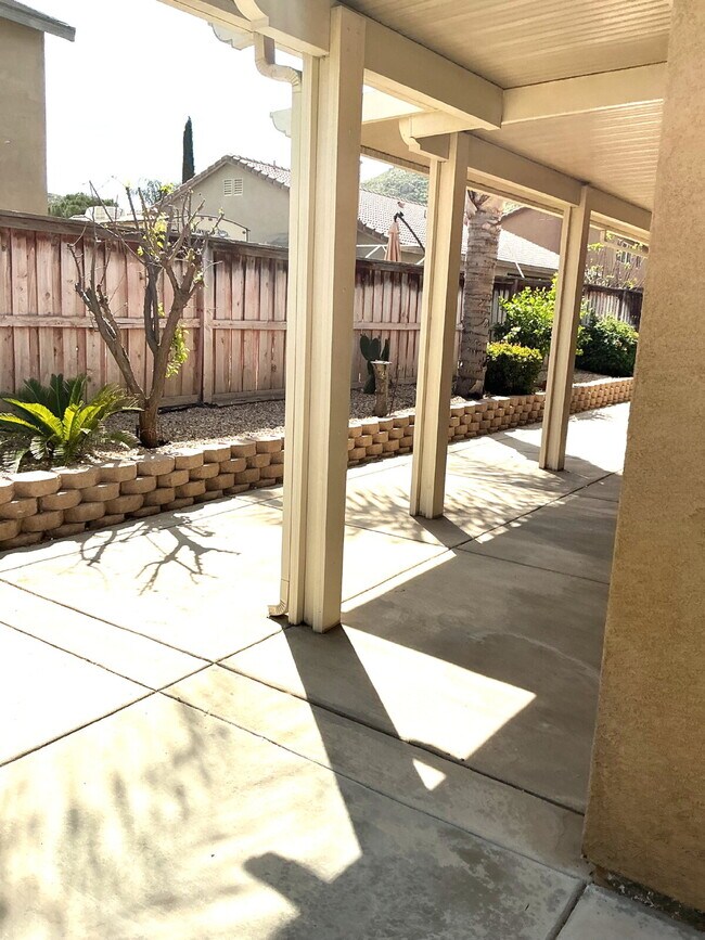 Building Photo - Beautiful 5 Bedroom Home in Desirable Stoney Mountain Ranch – Now Available!