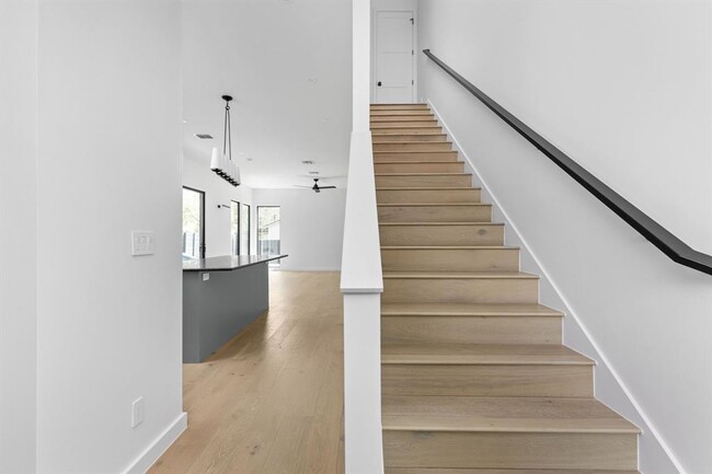 Building Photo - 912 1/2 E 50th St
