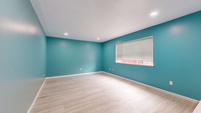 Building Photo - Rumble1617/1619