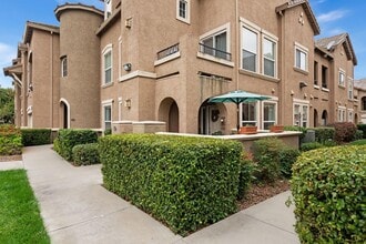 Building Photo - Single story condo in Natomas!