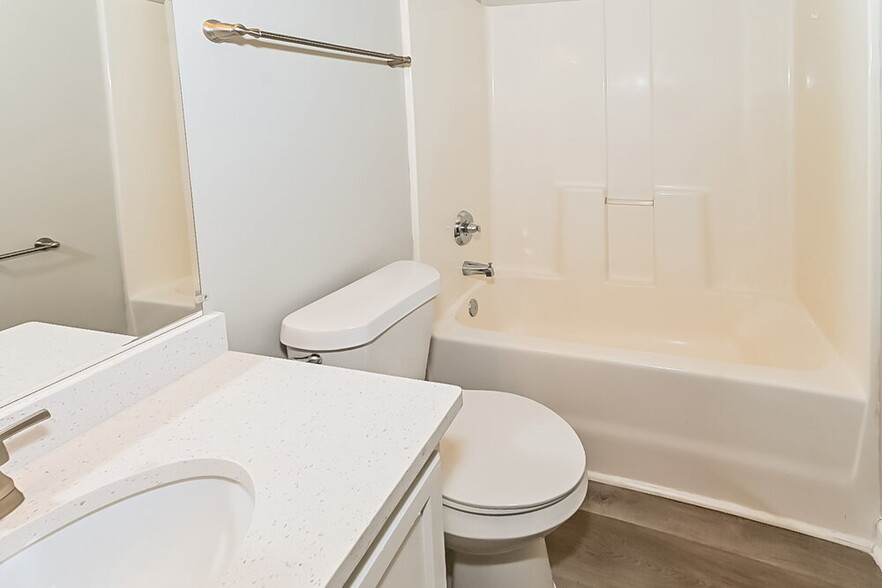 Building Photo - 7077 Queens Crown Ct