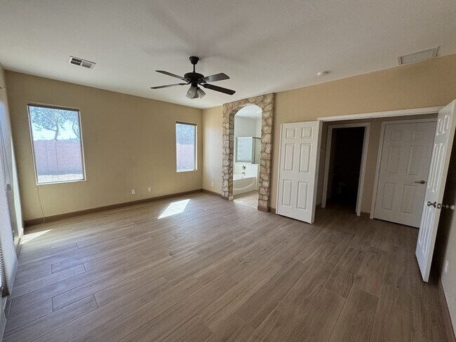 Building Photo - Gilbert Four Bedroom