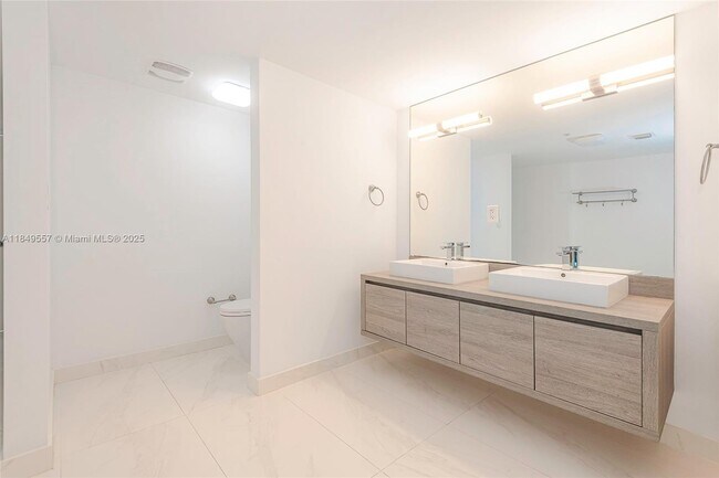 Building Photo - 400 Sunny Isles Blvd