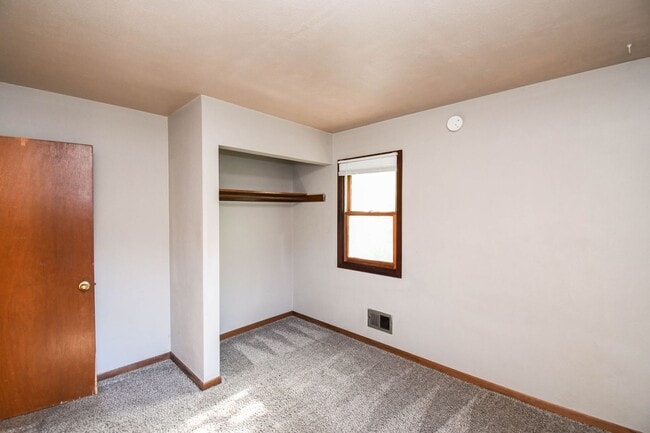 Building Photo - 900 S Marday Ave