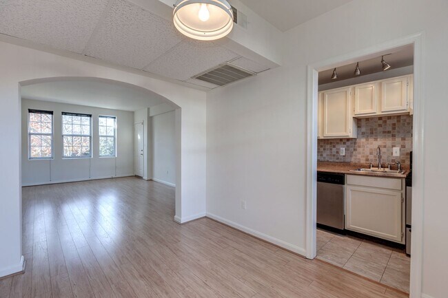 Building Photo - 1733 N Queens Ln