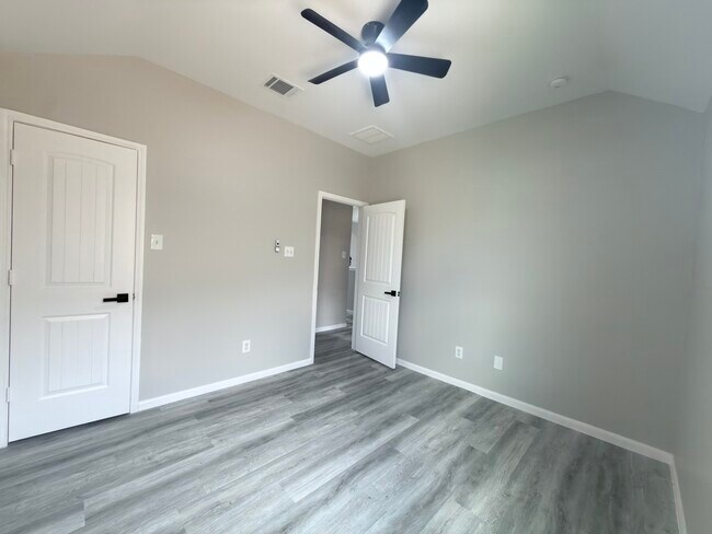 Building Photo - 9413 Savannah Holly Dr